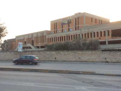 La struttura ormai abbandonata della clinica privata La Madonnina. L'edificio � al centro di polemiche perch� spesso occupato da nomadi e clochard